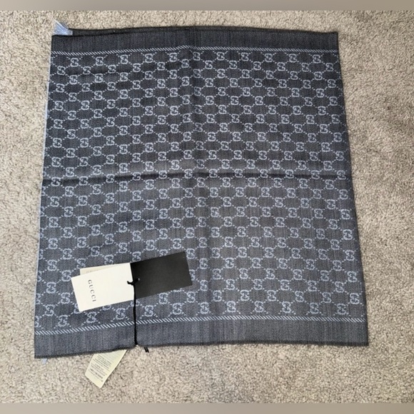 GUCCI REVERSIBLE SCARF. NWT - Picture 9 of 13